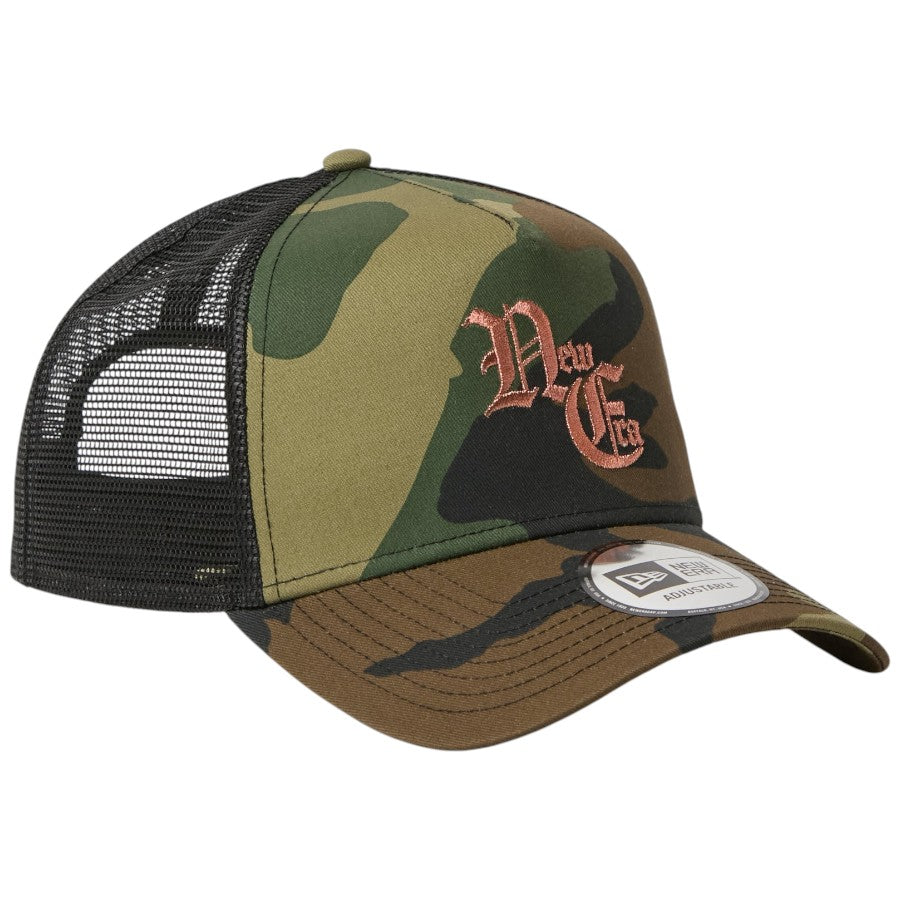 ニューエラ キャップ 帽子 NEW ERA CAP 9FORTY A-Frame トラッカー Old English オールド イングリッシュ ウッドランドカモ 15137092 左斜め前