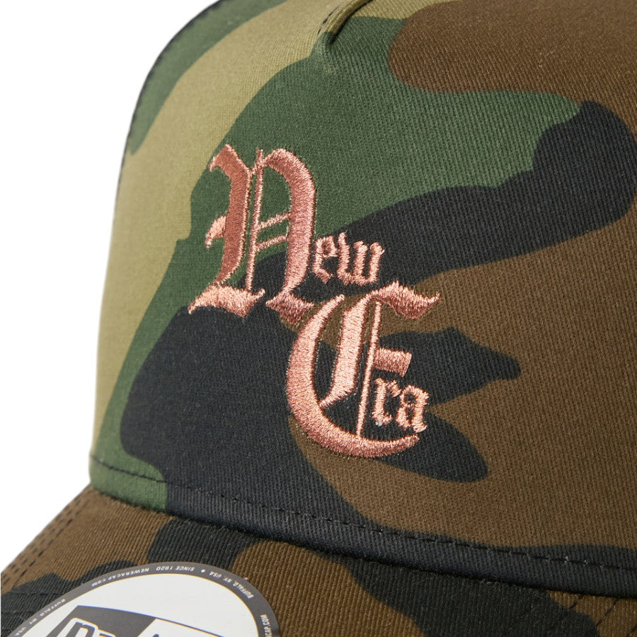 ニューエラ キャップ 帽子 NEW ERA CAP 9FORTY A-Frame トラッカー Old English オールド イングリッシュ ウッドランドカモ 15137092 フロントロゴ