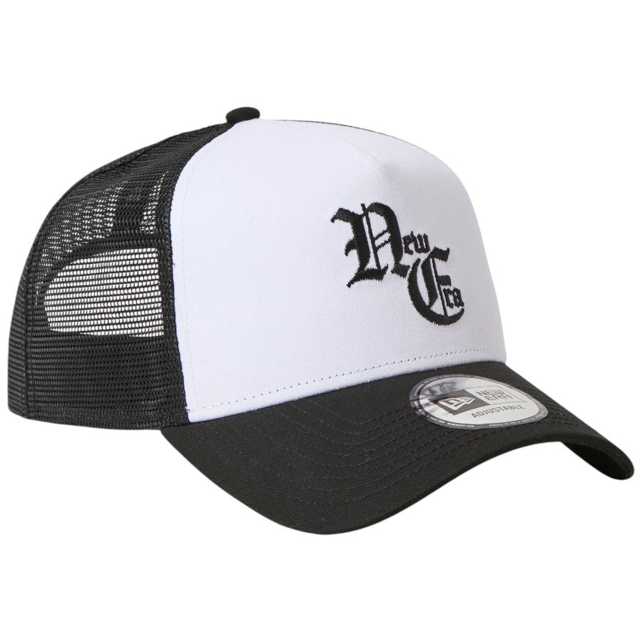 ニューエラ キャップ 帽子 NEW ERA CAP 9FORTY A-Frame トラッカー Old English オールド イングリッシュ 2-Tone ツートーン ホワイト ブラック 15137095 左斜め前