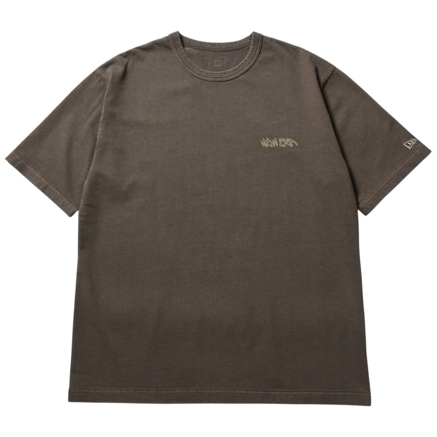ニューエラ アパレル NEW ERA 半袖 ガーメントダイ コットン Tシャツ Tagging タギング グラフィティー ピグメント加工 ブラウン 14856689 フロント