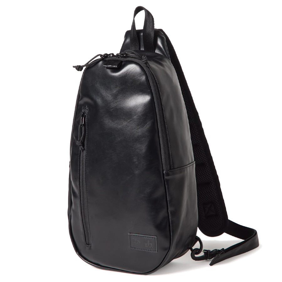 ニューエラ バッグ BAG NEW ERA ボディバッグ シンセティックレザー ブラック 15121565 右斜め前