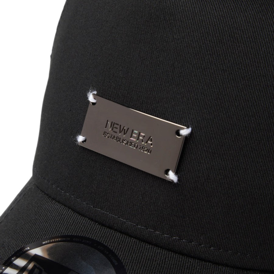 ニューエラ キャップ 帽子 NEW ERA CAP 9FORTY A-Frame トラッカー Metal Plate メタルプレート ブラック/ブラック 14744907 フロントロゴ