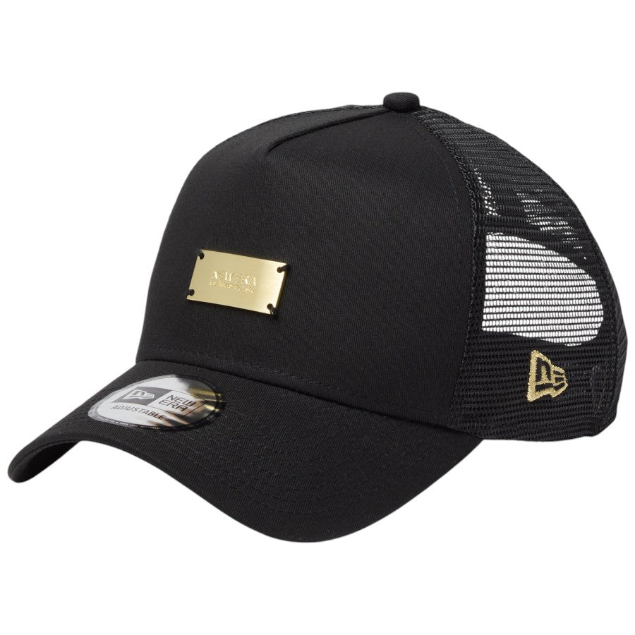 ニューエラ キャップ 帽子 NEW ERA CAP 9FORTY A-Frame トラッカー Metal Plate メタルプレート ブラック / メタリックゴールド 14744906 右斜め前