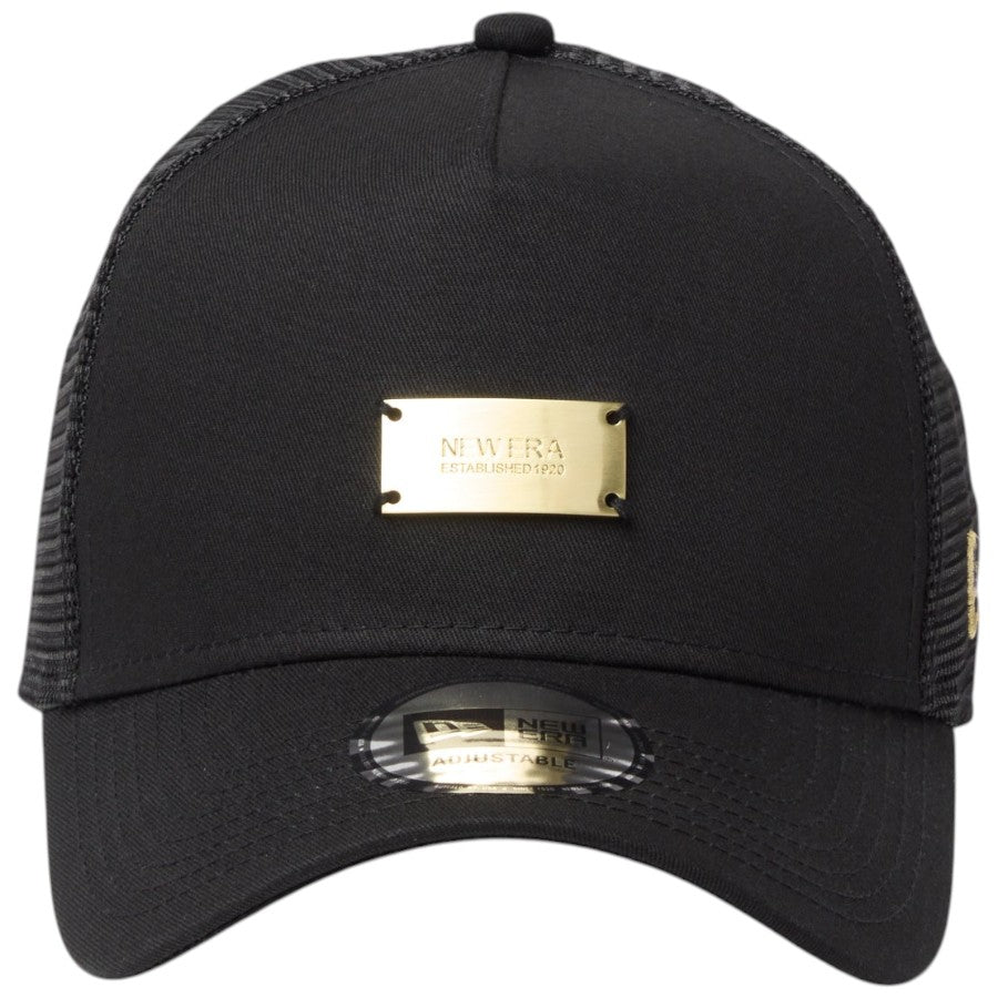 ニューエラ キャップ 帽子 NEW ERA CAP 9FORTY A-Frame トラッカー Metal Plate メタルプレート ブラック / メタリックゴールド 14744906 正面