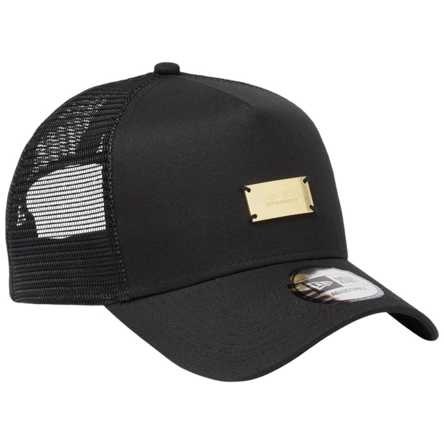 ニューエラ キャップ 帽子 NEW ERA CAP 9FORTY A-Frame トラッカー Metal Plate メタルプレート ブラック / メタリックゴールド 14744906 左斜め前