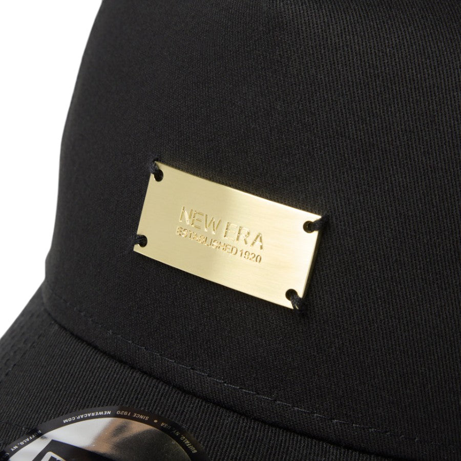 ニューエラ キャップ 帽子 NEW ERA CAP 9FORTY A-Frame トラッカー Metal Plate メタルプレート ブラック / メタリックゴールド 14744906 フロントロゴ