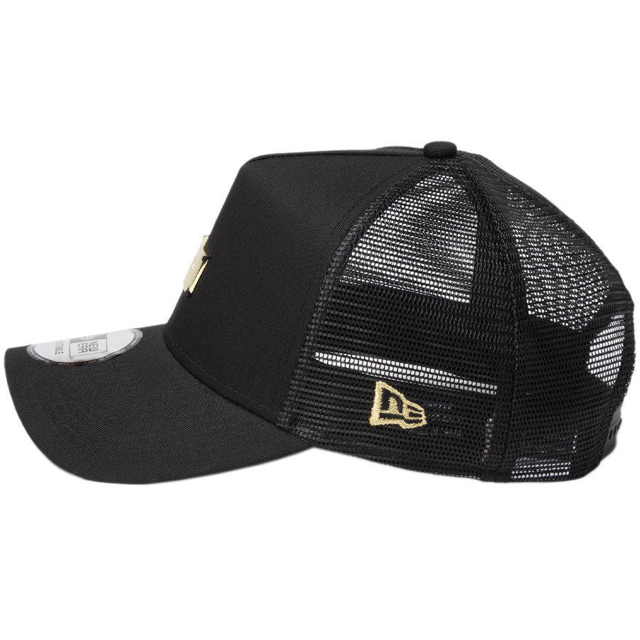 ニューエラ キャップ 帽子 NEW ERA CAP 9FORTY A-Frame トラッカー Metal Plate メタルプレート ブラック / メタリックゴールド 14744906 左サイド
