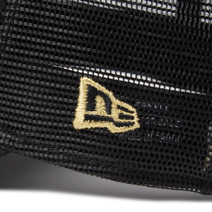 ニューエラ キャップ 帽子 NEW ERA CAP 9FORTY A-Frame トラッカー Metal Plate メタルプレート ブラック / メタリックゴールド 14744906 フラッグロゴ 