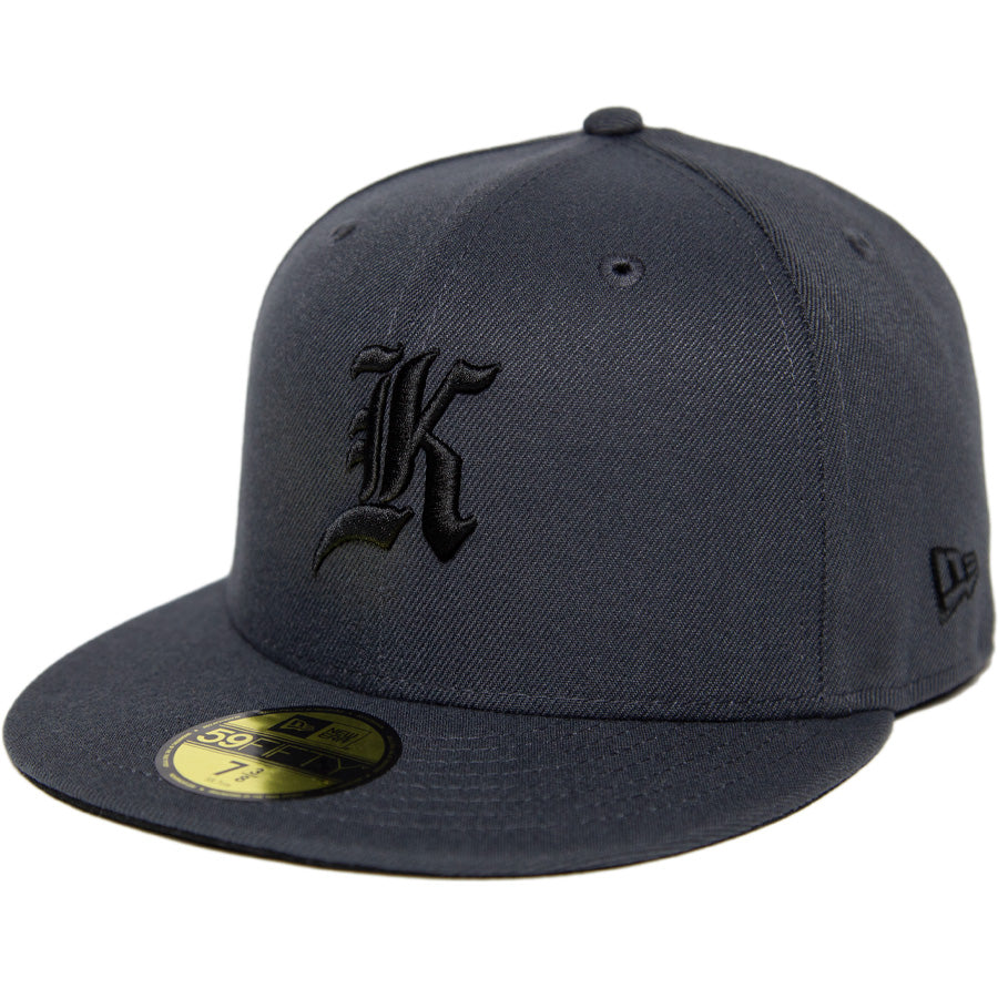 ニューエラ キャップ 帽子 NEW ERA CAP CUSTUM カスタム KINGS 別注 59FIFTY ANTIQUE K グラファイト ブラックアンダーバイザー 71040361 右斜め前