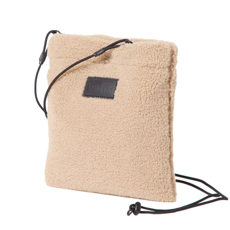 ニューエラ バッグ ポーチ NEW ERA BAG POUCH フラット ネックポーチ 0.6L ボア ベージュ 15121554 右斜め前