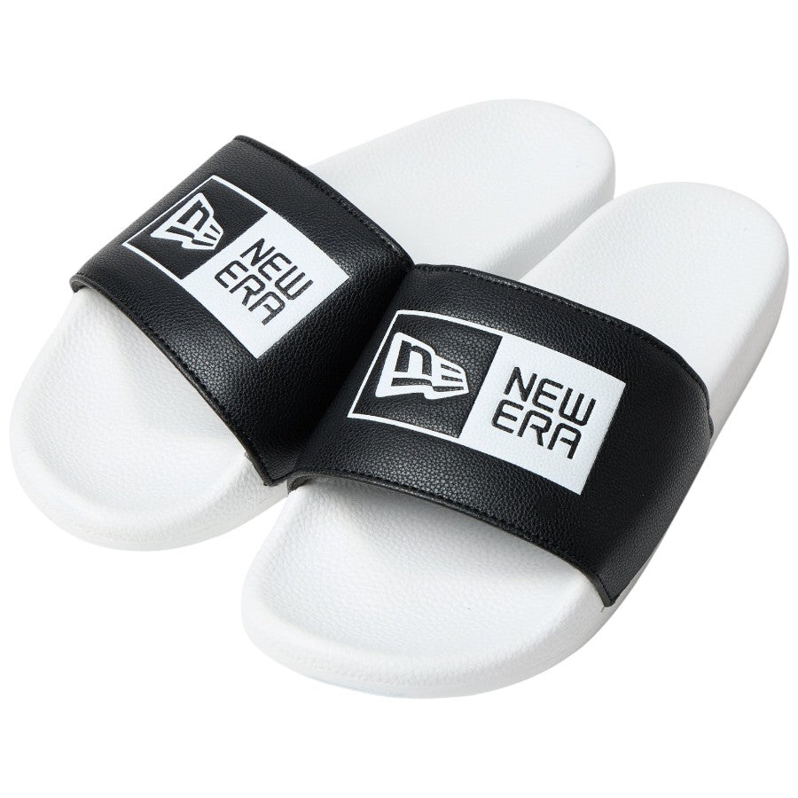 ニューエラ NEW ERA シャワーサンダル アウトドア ビーチ サンダル ボックスロゴ ブラック ホワイト 14751651 右斜め前