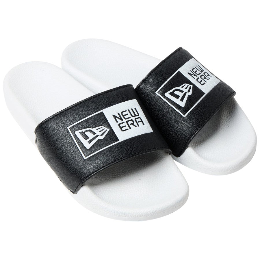 ニューエラ NEW ERA シャワーサンダル アウトドア ビーチ サンダル ボックスロゴ ブラック ホワイト 14751651 左斜め前