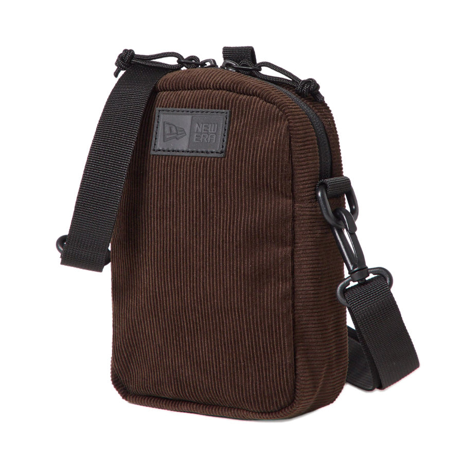 ニューエラ バッグ ポーチ NEW ERA BAG POUCH ショルダーポーチ 1.7L コーデュロイ ウォルナット 15121548 右斜め前