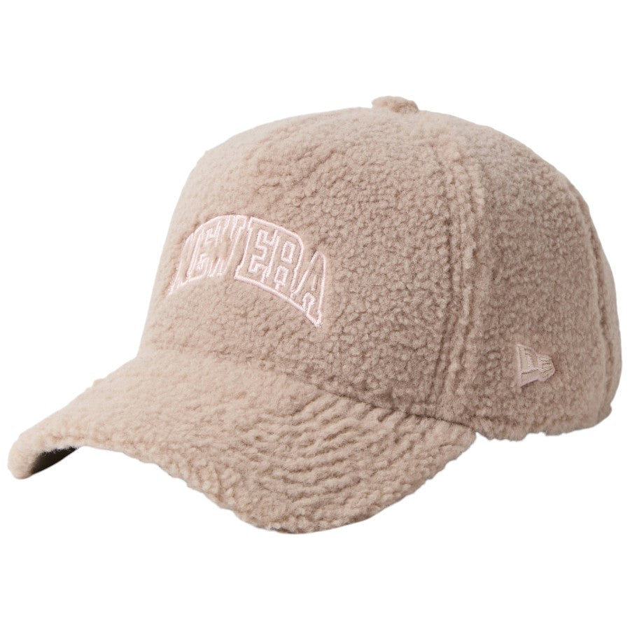 9FORTY A-Frame Boa Fleece カレッジロゴ ベージュ