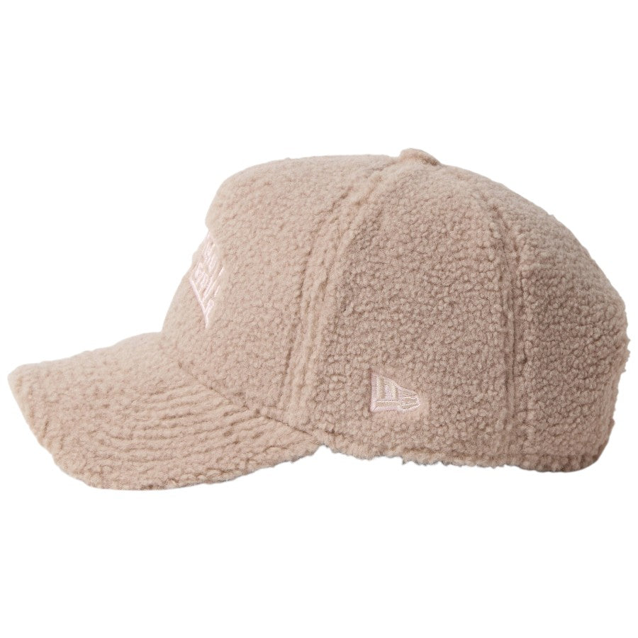 9FORTY A-Frame Boa Fleece カレッジロゴ ベージュ