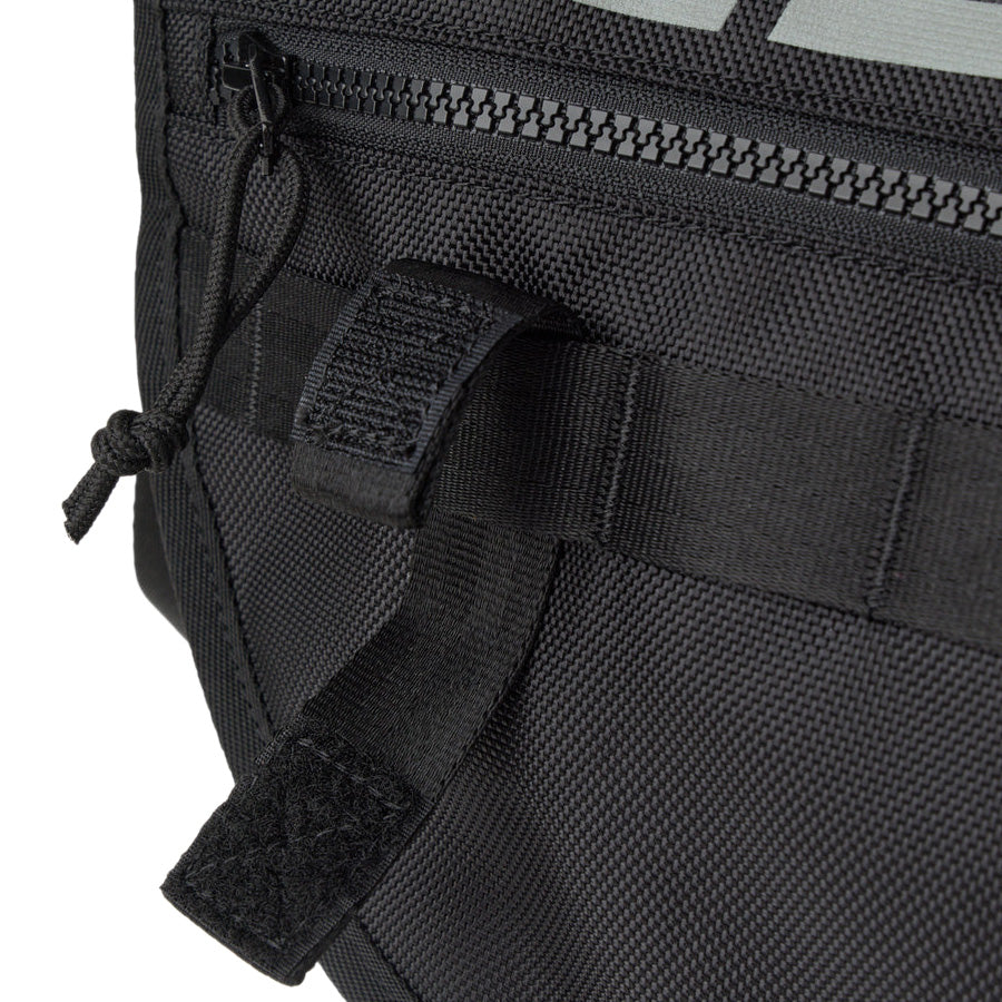 NEW ERA フィールド ショルダーバッグ 9L ブラック リフレクトシルバー 14750876 | アウトドア ベルト