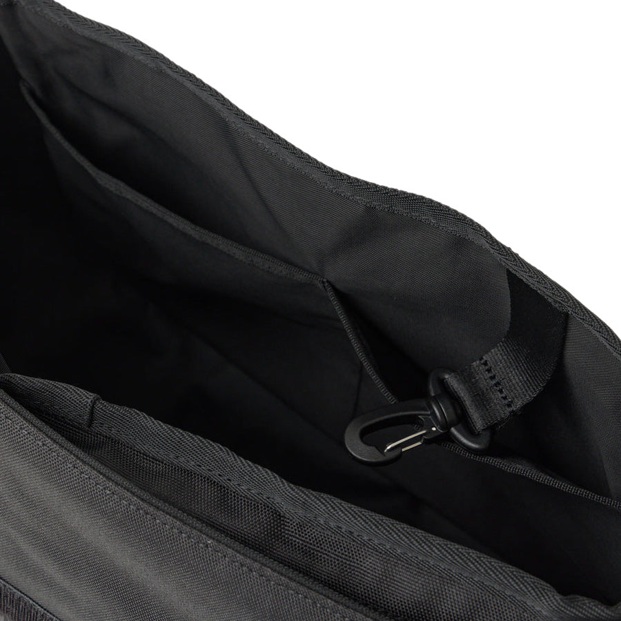 NEW ERA フィールド ショルダーバッグ 9L ブラック リフレクトシルバー 14750876 | アウトドア Dカン