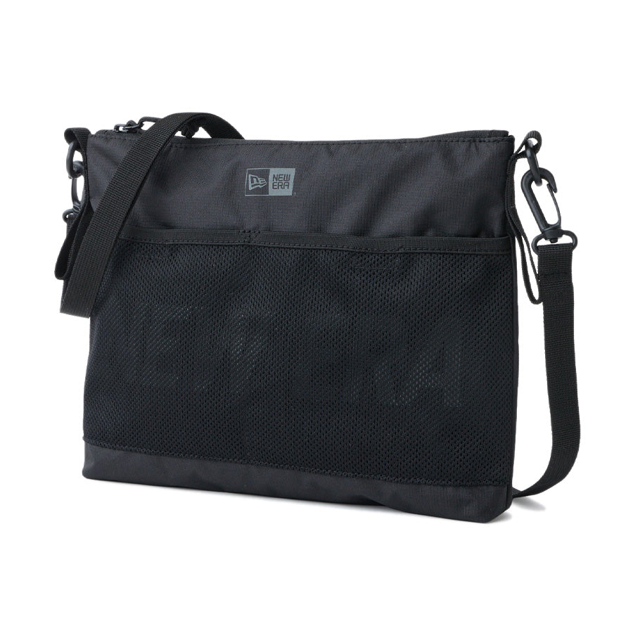 ニューエラ bag サコッシュ 2.5L NEW ERAロゴ ブラック 右斜め