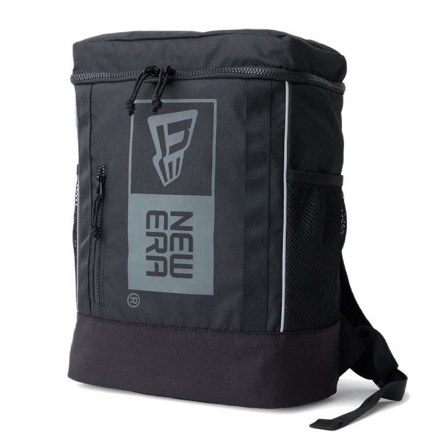 ニューエラ KIDS Youth ボックスパック 16L NEW ERAロゴ ブラック リフレクトシルバー 14750829 斜め右
